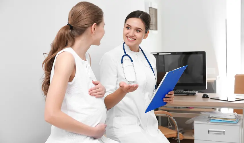 Kadınlarda basurun nedenleri: Gebelik, kabızlık ve hormonal değişiklikler risk faktörleri arasında yer alır.