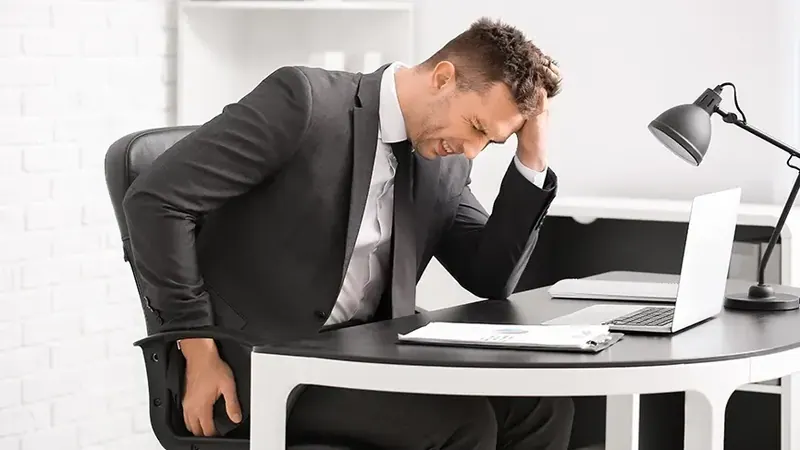 Hemoroid için sırt destekli dik oturma pozisyonu ve destek yastığı kullanımı